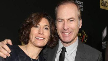 Bob Odenkirk married Naomi Yomtov in 1997.